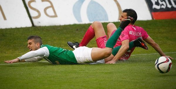 El agua condicionó jugadas como la que protagoniza Héber Pena en el Racing-Compostela de A Malata (foto: Mero Barral / 13fotos para Ferrol360)
