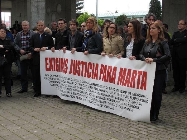 Parte de la corporación municipal, con el alcalde a la cabeza, durante la concentración (foto: M.C.)