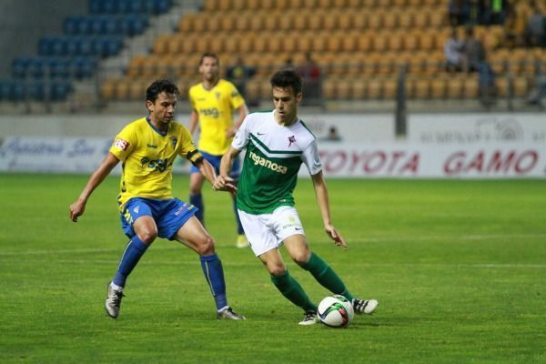 Borja Domínguez conduce el esférico durante el Cádiz-Racing en el Ramón de Carranza (foto: Portal Cadista para Ferrol360)
