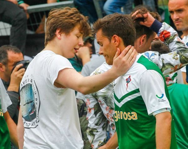 Pablo Rey es consolado por la afición (foto: Mero Barral / 13fotos para Ferrol360)
