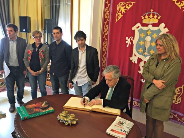 La corporación de Ferrol recibió a Miguel Ángel Aguilar (foto: Raúl Salgado)