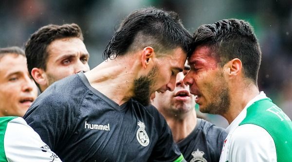 La tensión marcó el duelo entre Racing de Ferrol y Racing de Santander en A Malata (foto: Mero Barral / 13fotos para Ferrol360)