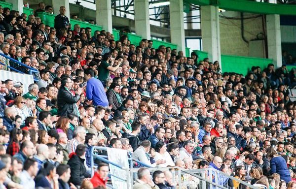 Unas 9.000 personas vieron al Racing de Ferrol ante el Racing de Santander en A Malata (foto: Mero Barral / 13fotos para Ferrol360)