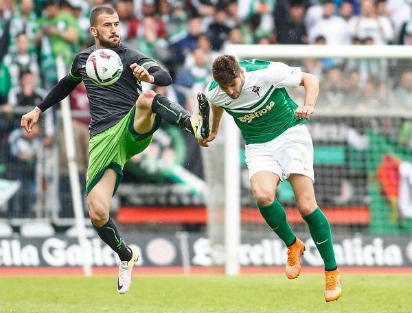 Iván González controla el esférico en el Racing de Ferrol-Racing de Santander de A Malata (foto: Mero Barral / 13fotos para Ferrol360)