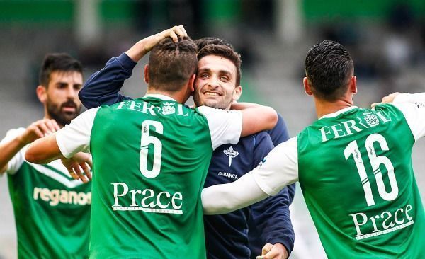 Jugadores del Racing de Ferrol festejan el gol del empate final ante el Racing de Santander en A Malata (foto: Mero Barral / 13fotos para Ferrol360)