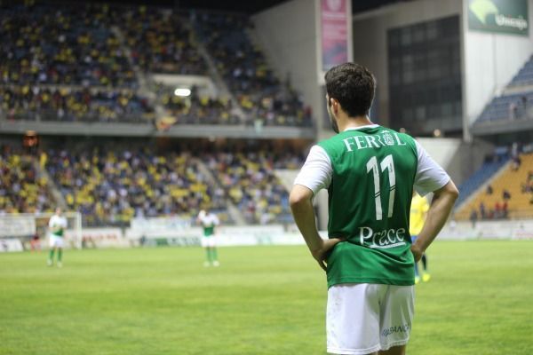 Diego Vela atiende a la evolución del Cádiz-Racing en el Ramón de Carranza (foto: Salvador Macías / Ferrol360)