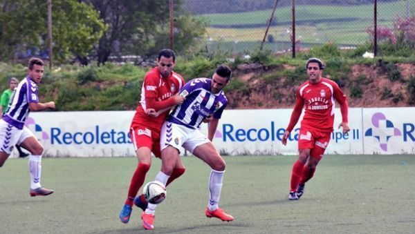 Roberto Baleato pugna por el esférico en el Real Valladolid B-Somozas (foto: Andrés Domingo)