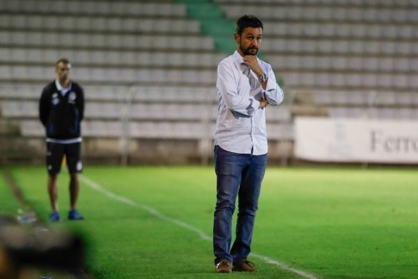 Imagen de Míchel Alonso en el banquillo de A Malata durante el Racing-Deportivo por el Concepción Arenal (foto: 13fotos para Ferrol360)