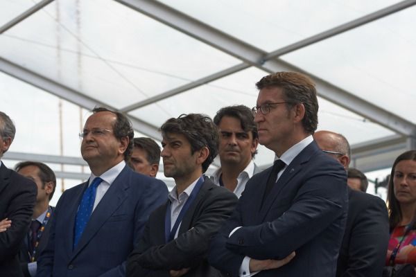 Alberto Núñez Feijoo, Jorge Suárez y José Manuel Revuelta en el acto de entrega de las jackets para Iberdrola en Navantia Fene (foto: Ernesto Martínez / Ferrol360)