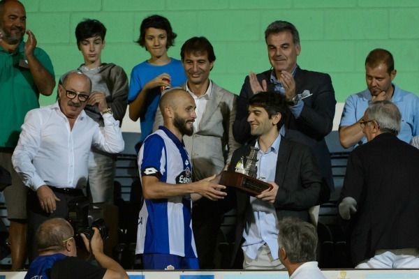 El alcalde de Ferrol, Jorge Suárez, entrega a Laure el Trofeo Concepción Arenal al Deportivo en A Malata tras ganar al Racing (foto: 13fotos para Ferrol360)