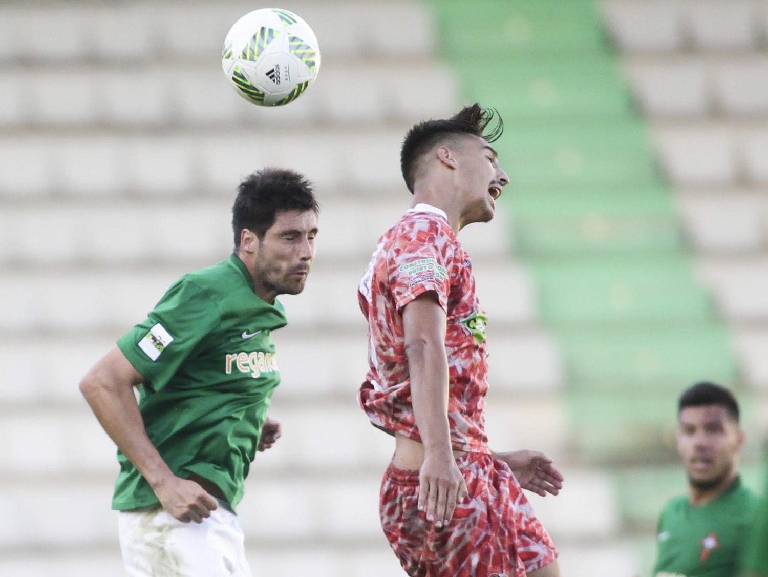 Álex Felip cabecea un esférico en el Racing-Guijuelo de A Malata (foto: Mero Barral / 13fotos para Ferrol360)