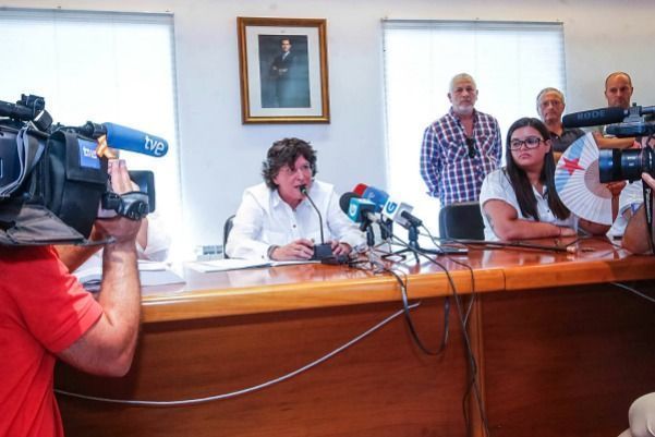 Pilar Díaz interviene ante el pleno tras ser elegida alcaldesa de Mugardos (foto: Mero Barral / 13fotos para Ferrol360)
