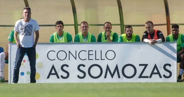 Imagen de Stili en el banquillo del Alcalde Manuel Candocia durante el Somozas-Osasuna Promesas (foto: Mero Barral / 13fotos para Ferrol360)