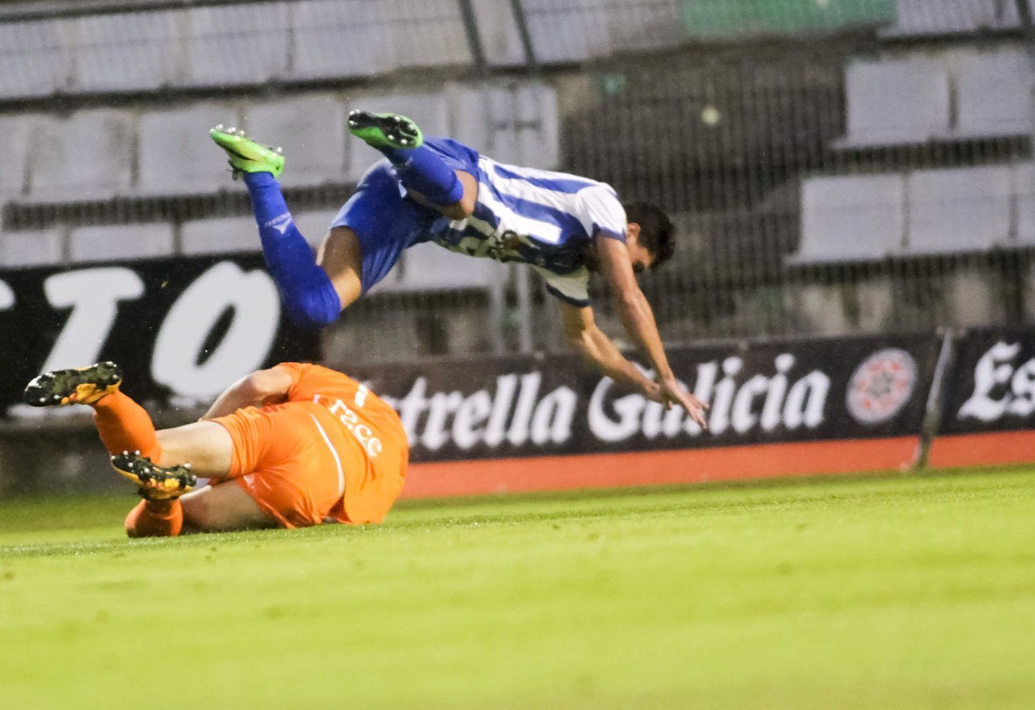 Una de las paradas de Sergio García durante el Racing-Cirbonero de Copa del Rey en A Malata (foto: Mero Barral / 13fotos para Ferrol360)