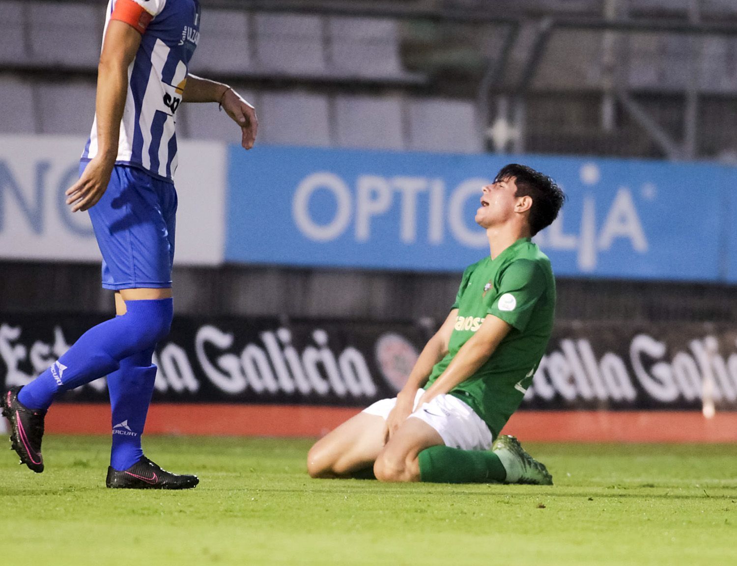 Brais Abelenda se lamenta tras una acción fallida en el Racing-Cirbonero de Copa del Rey (foto: Mero Barral / 13fotos para Ferrol360)