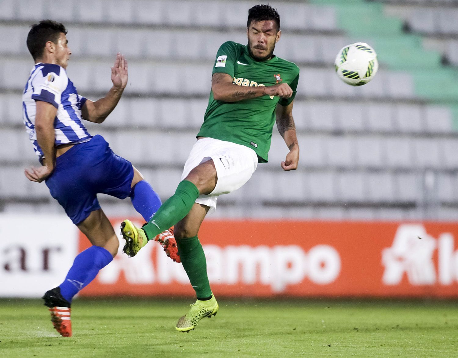 José Manuel Catalá busca el control del esférico durante el Racing-Cirbonero de Copa del Rey en A Malata (foto: Mero Barral / 13fotos para Ferrol360)