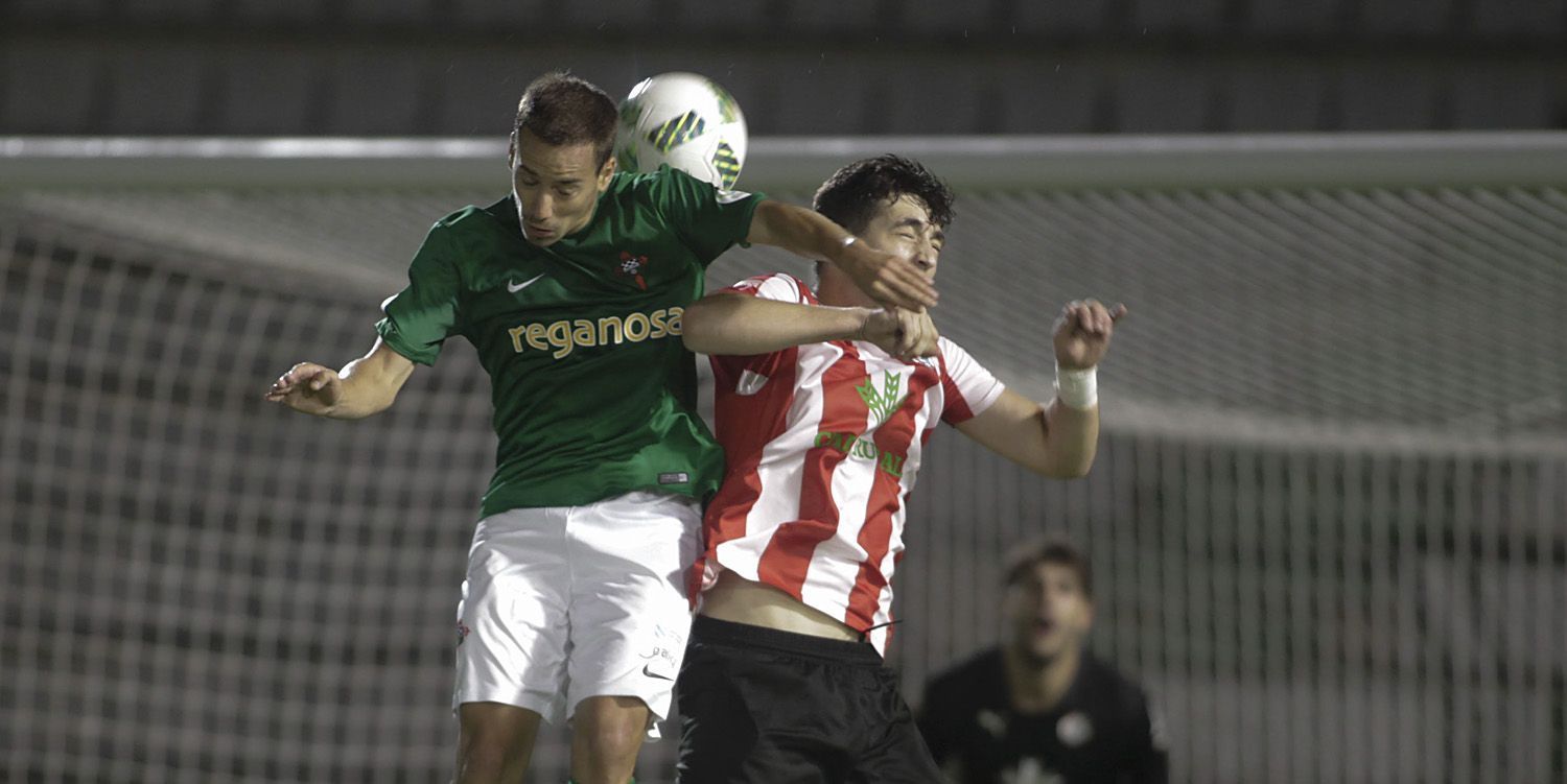 Imagen de Julio Delgado en el Racing-Zamora de Copa del Rey en A Malata (foto: Mero Barral / 13fotos para Ferrol360)