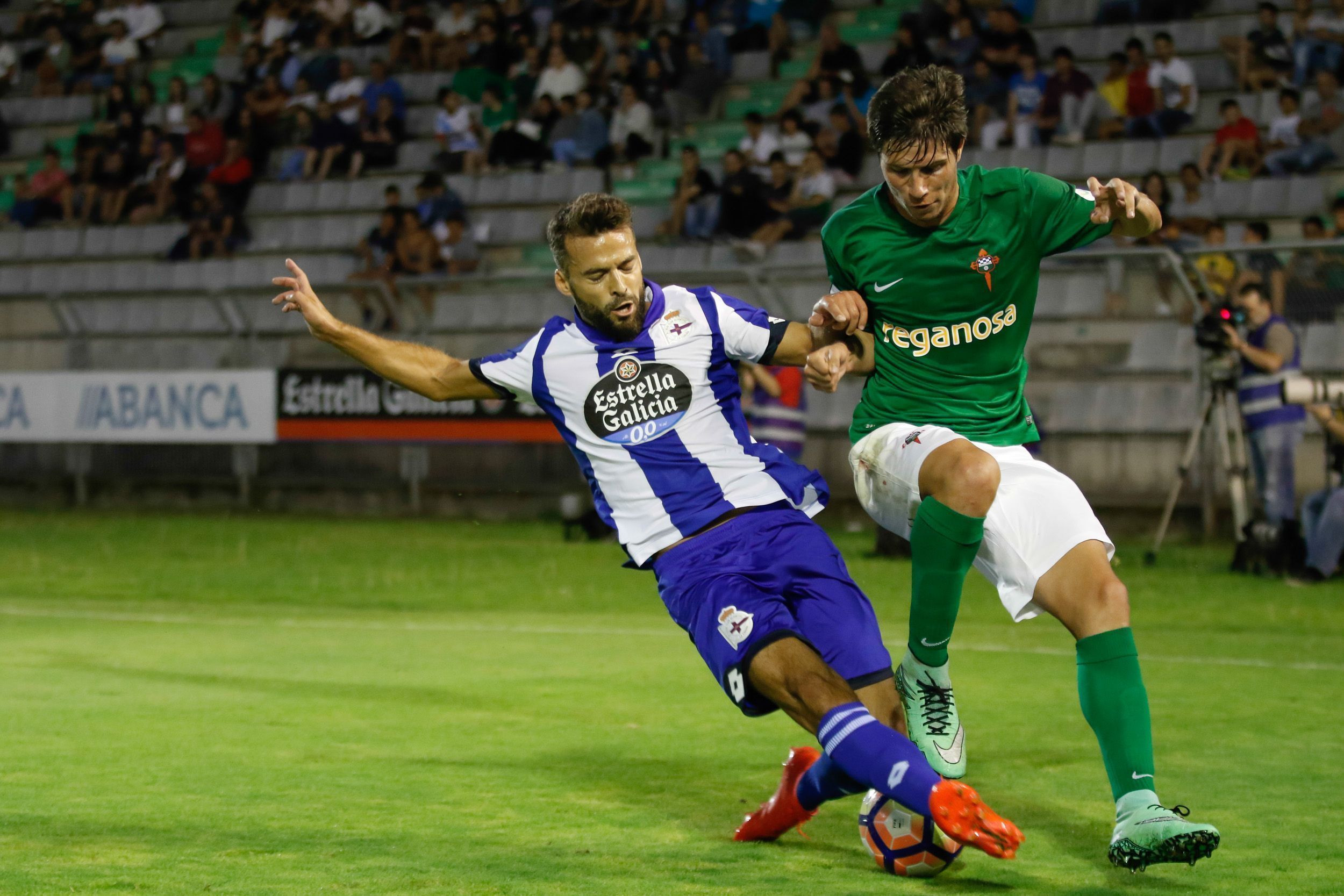 Imagen de Bruno Gama y Brais Abelenda en el Trofeo Concepción Arenal entre Racing y Deportivo en A Malata (foto: 13fotos para Ferrol360)