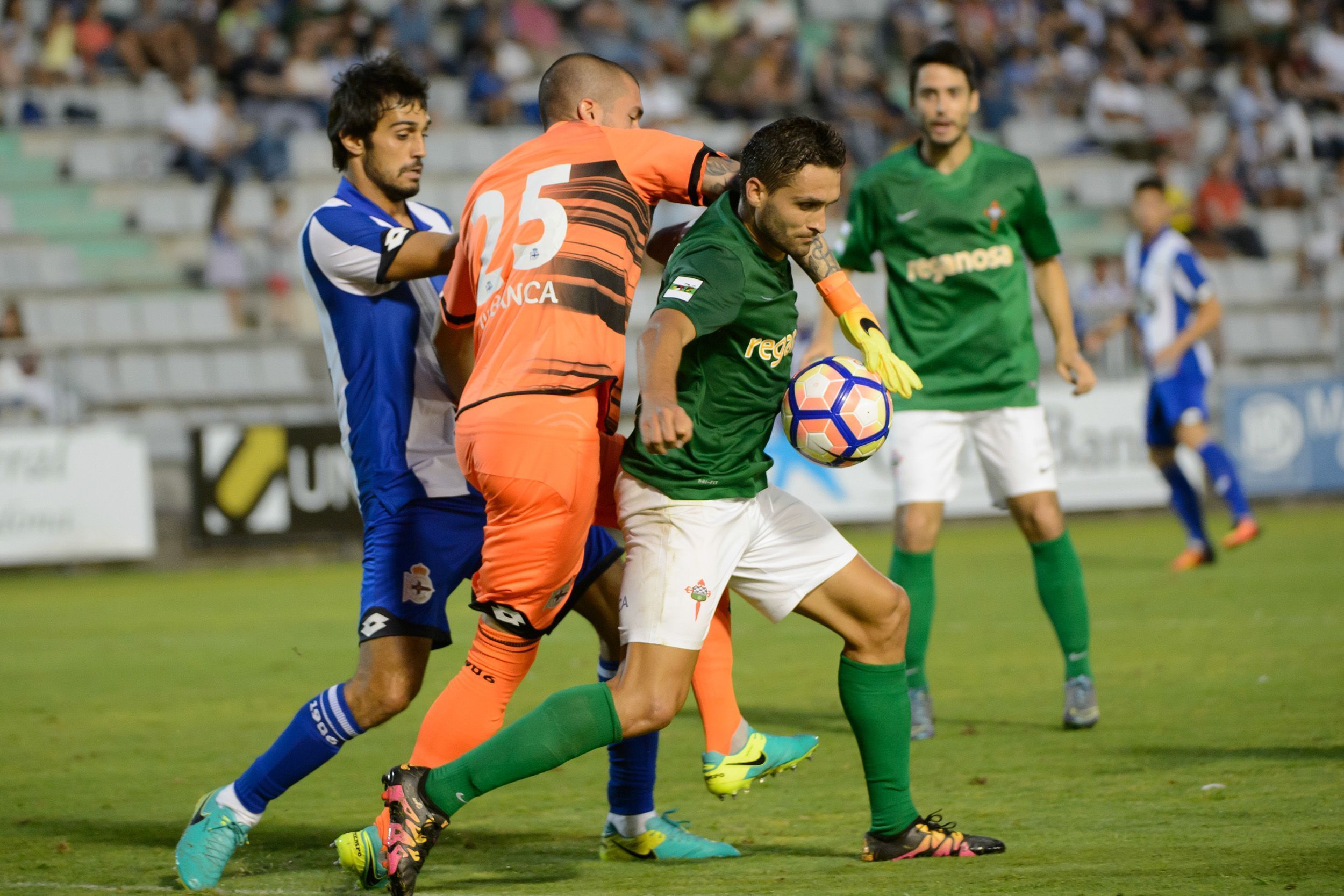 Imagen de Alejandro Arribas y Víctor Vázquez en el Trofeo Concepción Arenal entre Racing y Deportivo en A Malata (foto: 13fotos para Ferrol360)