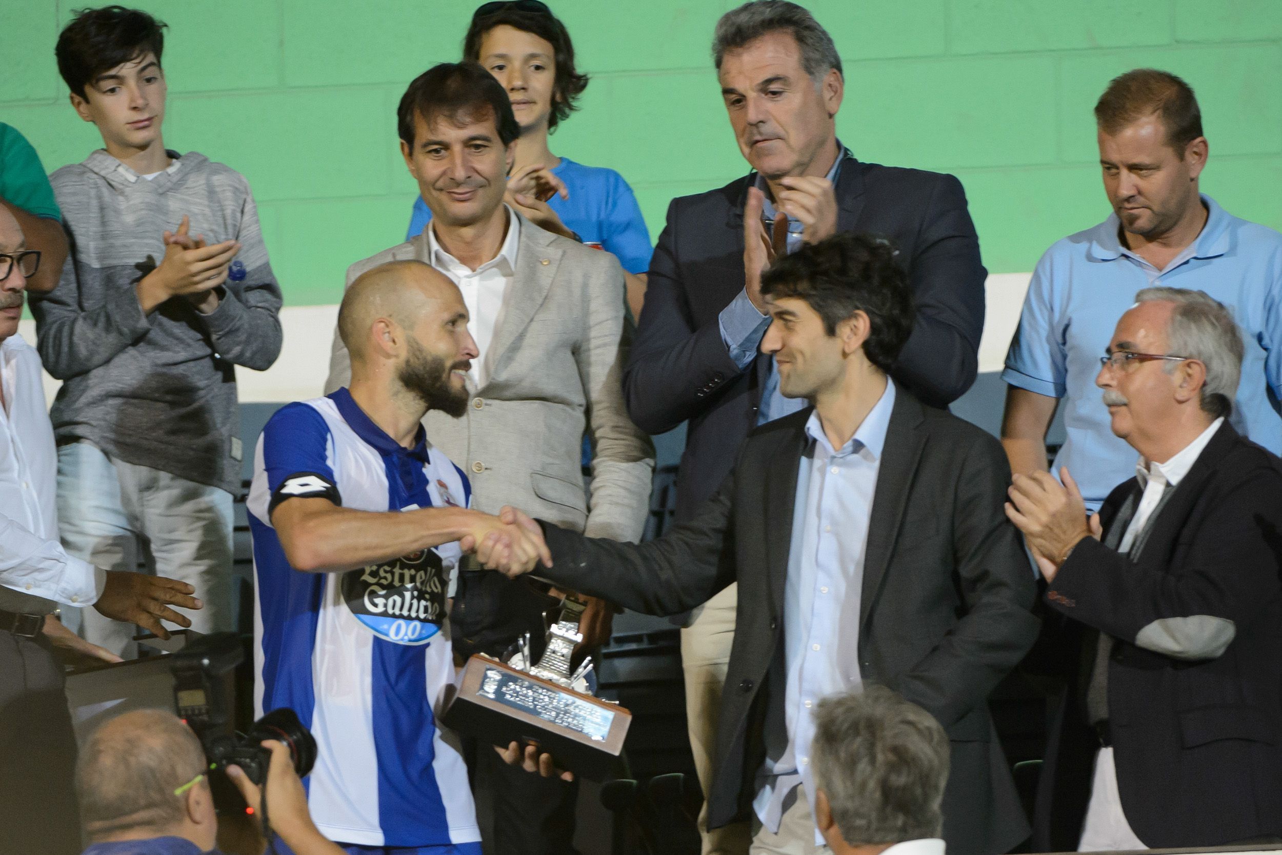 Jorge Suárez entrega a Laure el Trofeo Concepción Arenal tras el Racing-Deportivo (foto: 13fotos para Ferrol360)