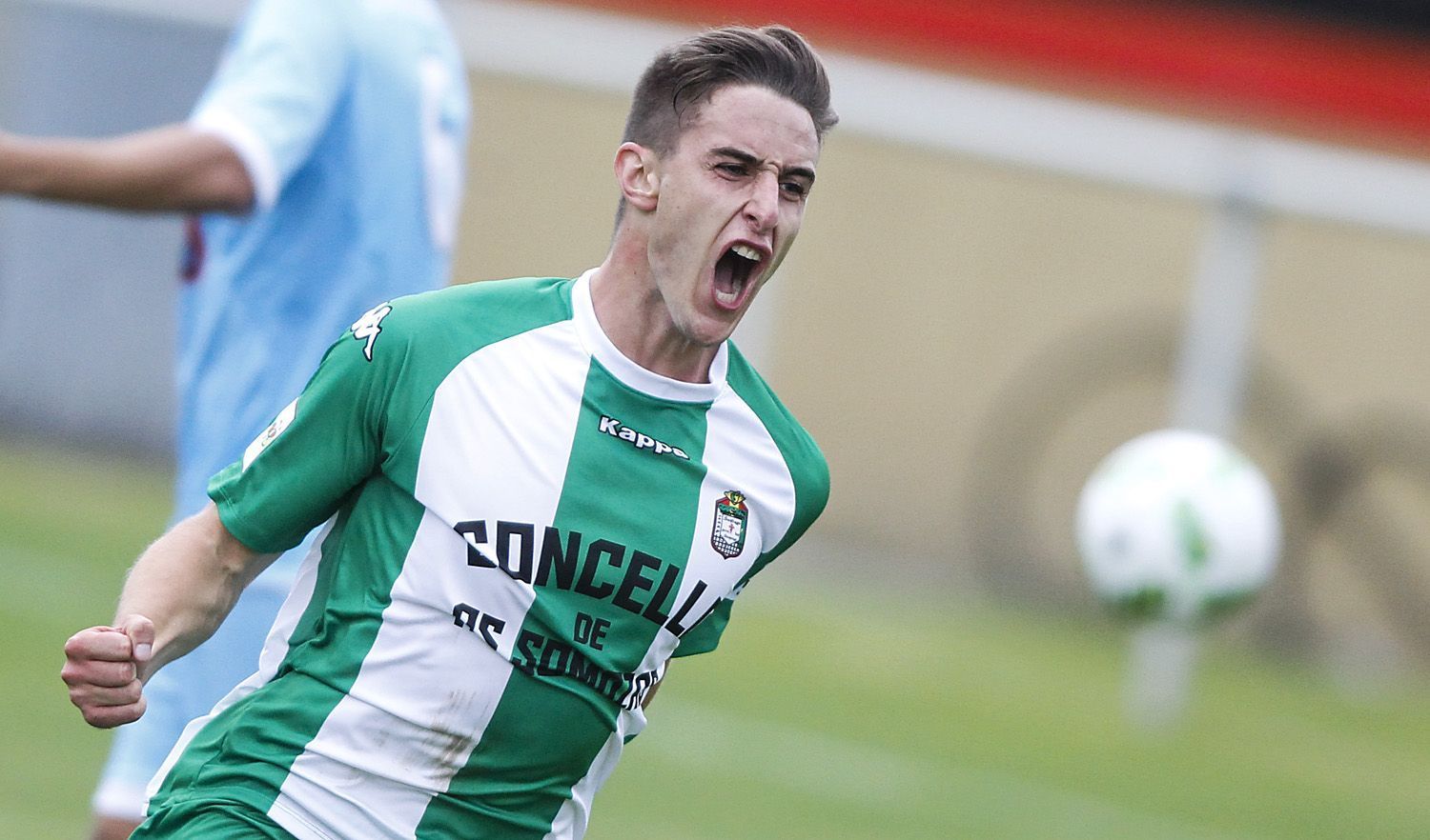Ander Artabe festeja su gol en el Somozas-Coruxo del Alcalde Manuel Candocia (foto: Mero Barral / 13fotos para Ferrol360)