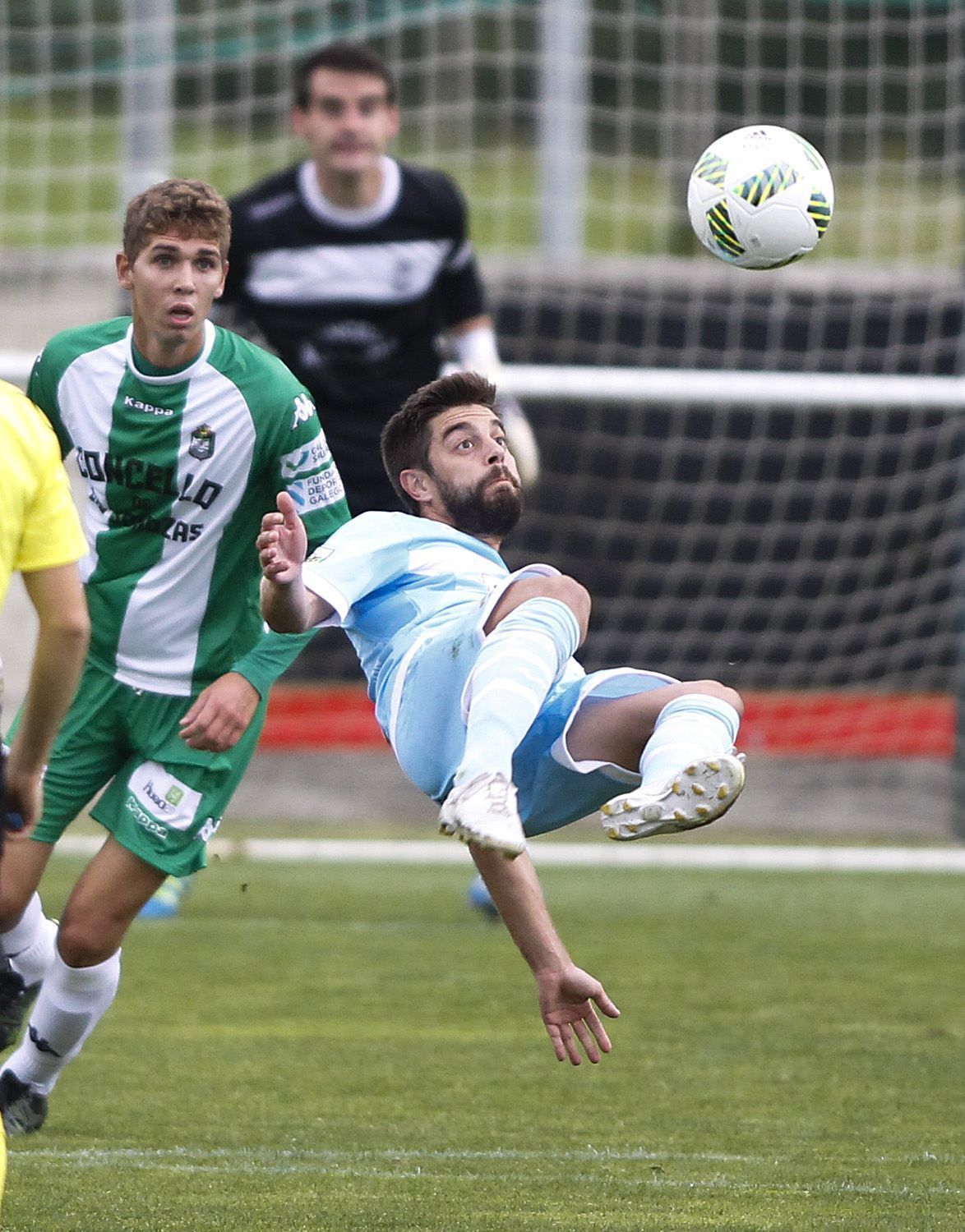 Pedro Vázquez controla el esférico durante el Somozas-Coruxo del Alcalde Manuel Candocia (foto: Mero Barral / 13fotos para Ferrol360)