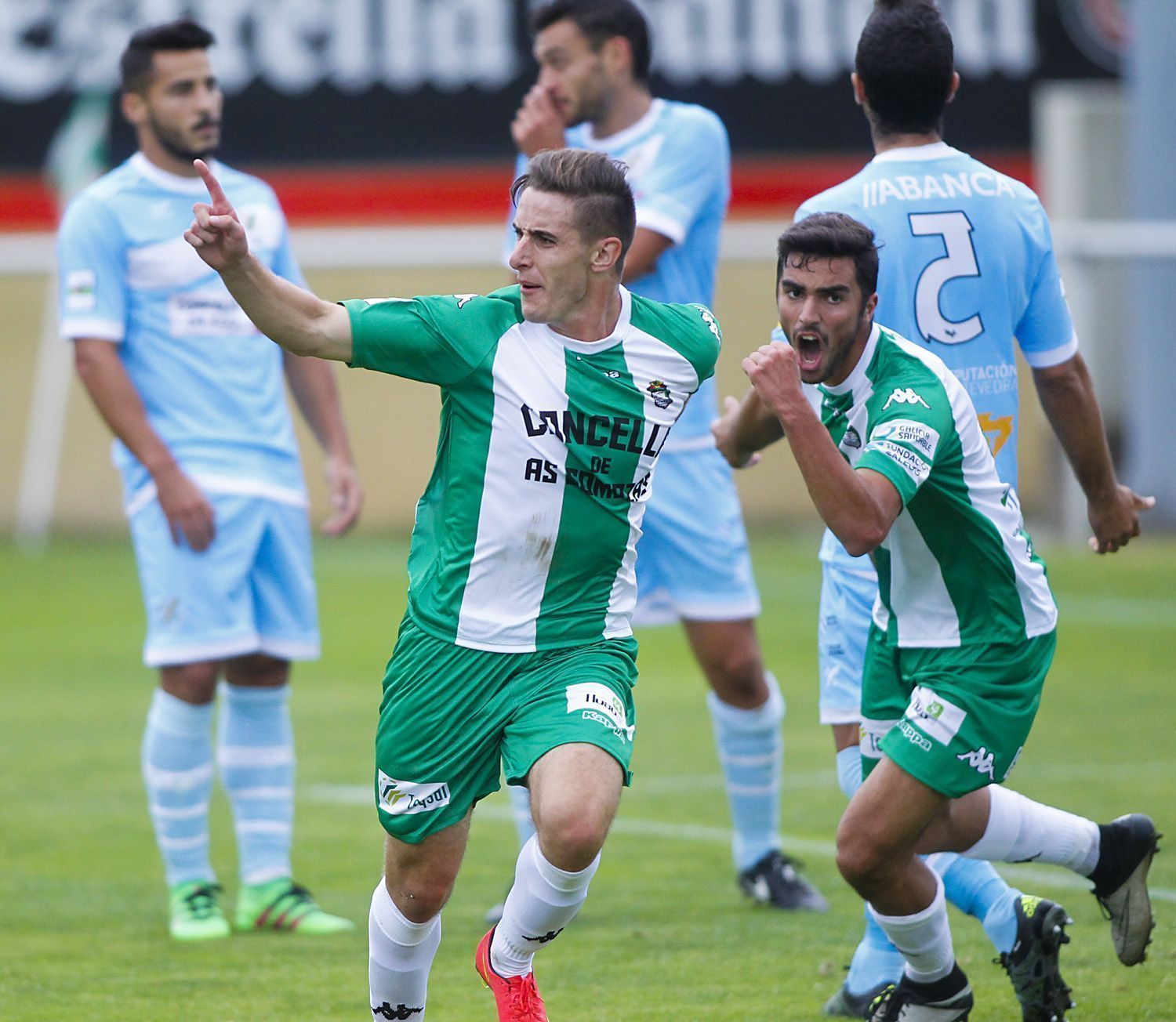 Ander Artabe celebra con Dani Pedrosa su gol en el Somozas-Coruxo del Alcalde Manuel Candocia (foto: Mero Barral / 13fotos para Ferrol360)