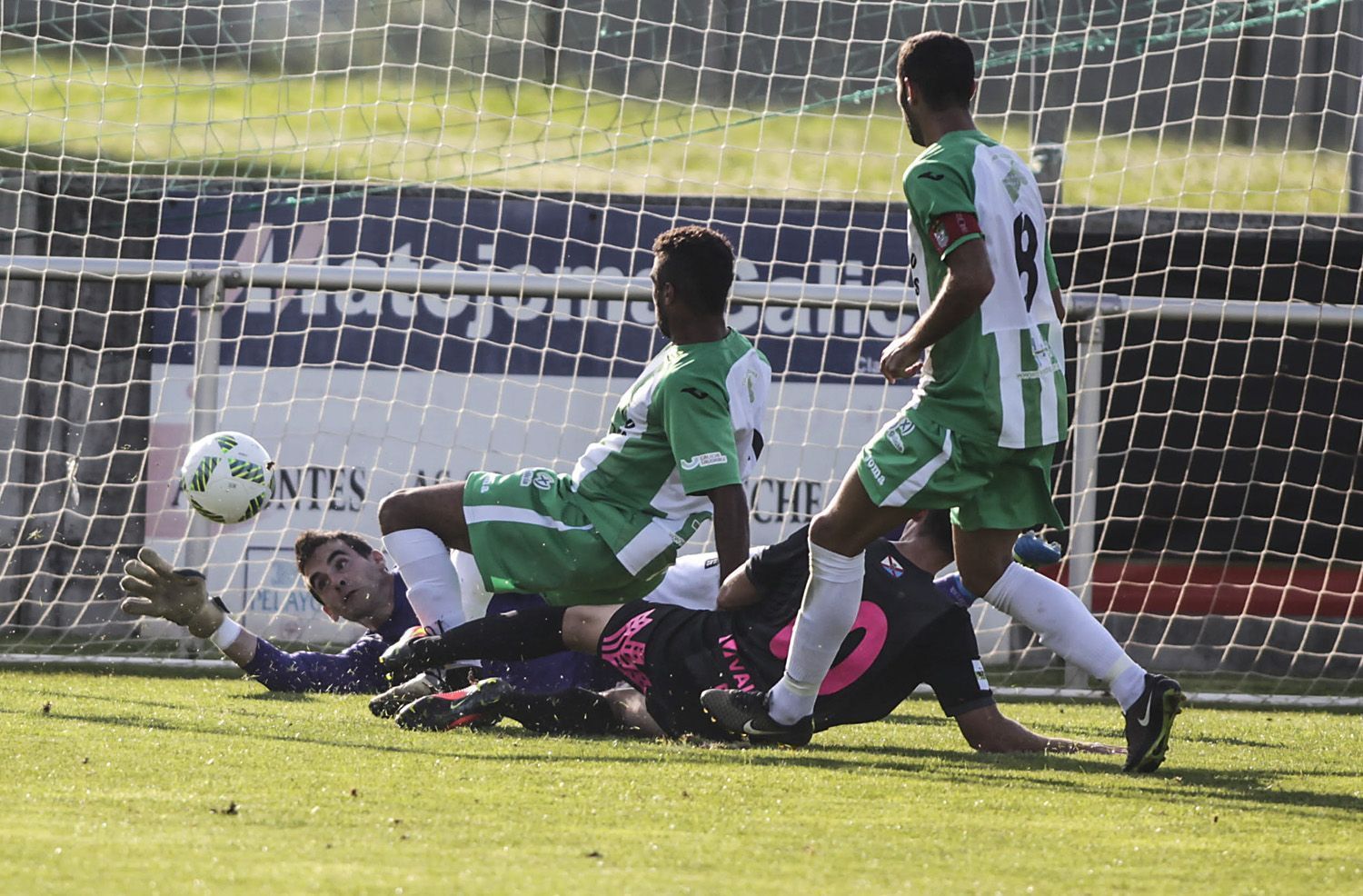 Javier Mandaluniz no pudo evitar el gol en el Somozas-Ponferradina del Alcalde Manuel Candocia (foto: Mero Barral / 13fotos para Ferrol360)
