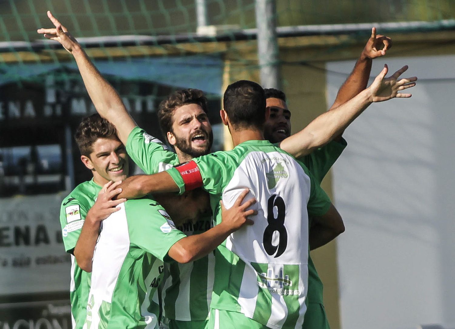 Íñigo celebra su gol en el Somozas-Ponferradina del Alcalde Manuel Candocia (foto: Mero Barral / 13fotos para Ferrol360)