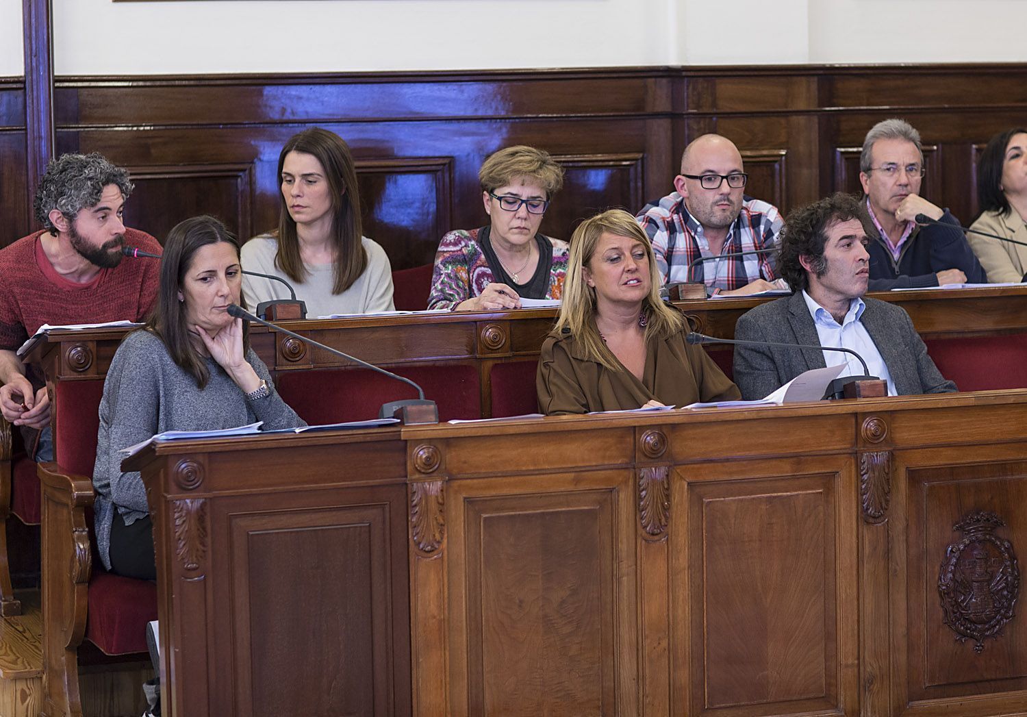 Iván Rivas y Eva Espiñeira, del BNG, y Rosa Méndez Fonte, Bruno Díaz Doce, María Fernández Lemos y Beatriz Sestayo, del PSOE, en el pleno del Concello de Ferrol (foto: Mero Barral / 13fotos para Ferrol360)