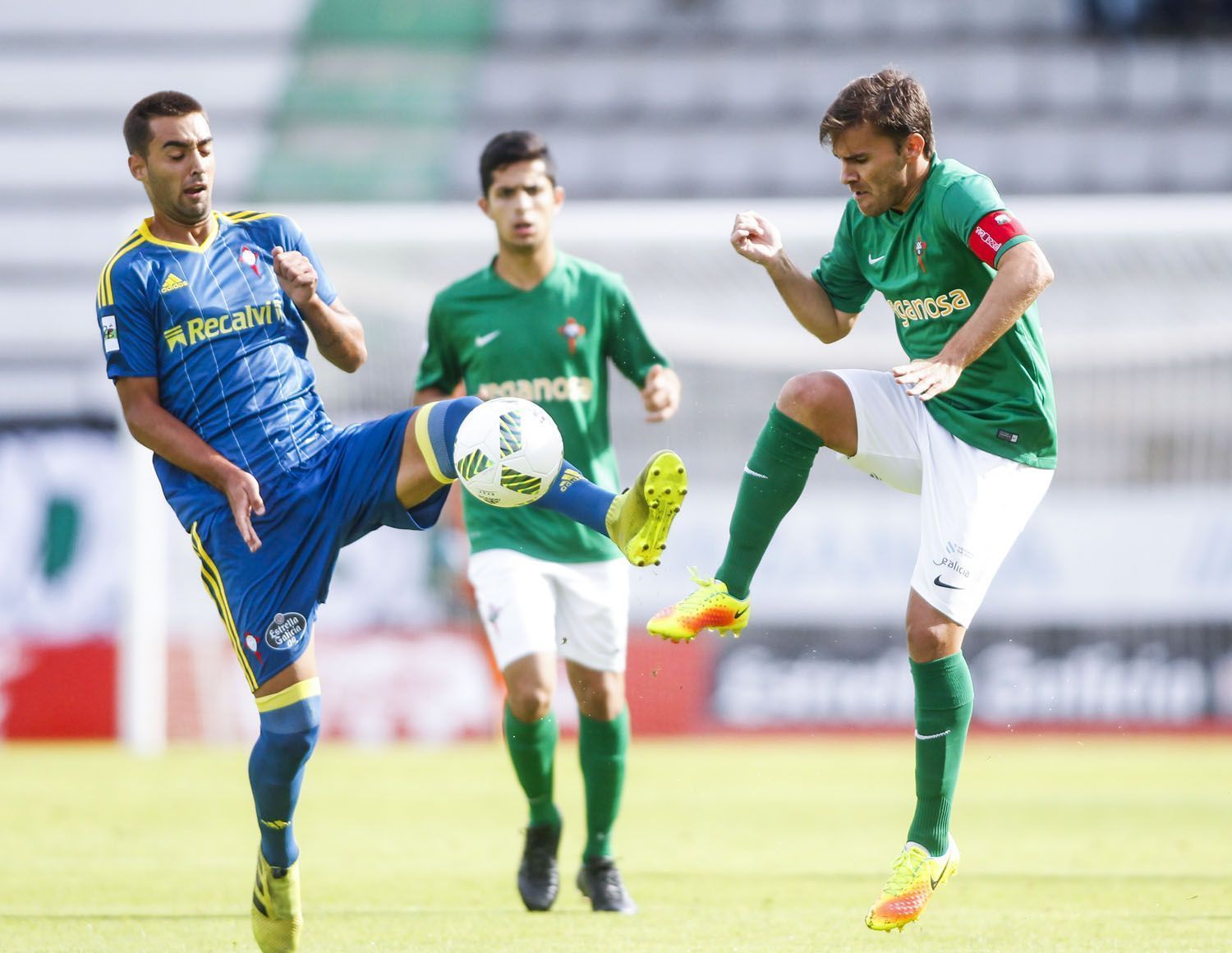 Pablo Rey protagoniza ante Bicho una jugada del Racing-Celta B en A Malata (foto: Mero Barral / 13fotos para Ferrol360)