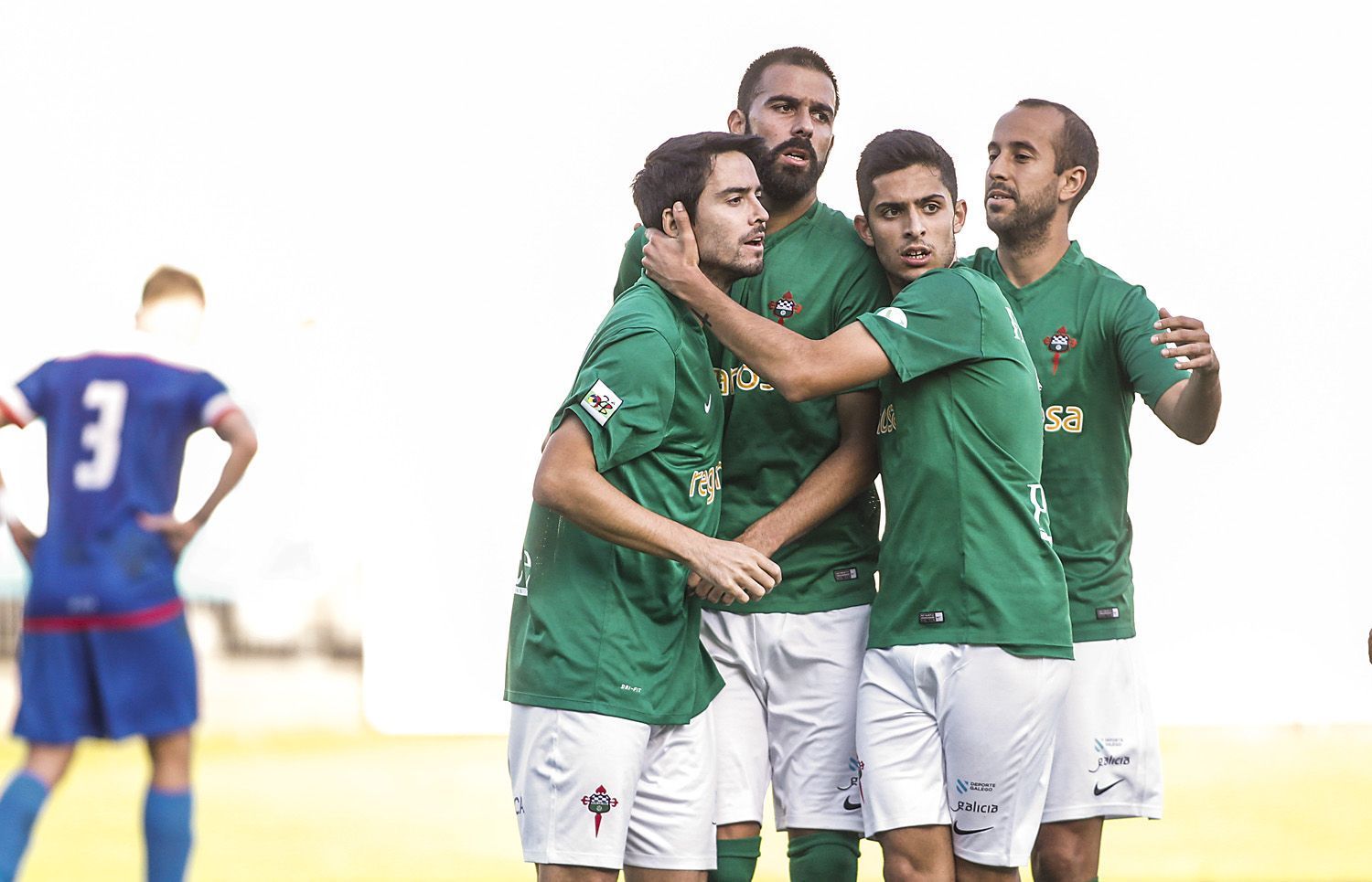 Jugadores del Racing felicitan a Joselu tras su gol ante el Izarra en A Malata (foto: Mero Barral / 13fotos para Ferrol360)