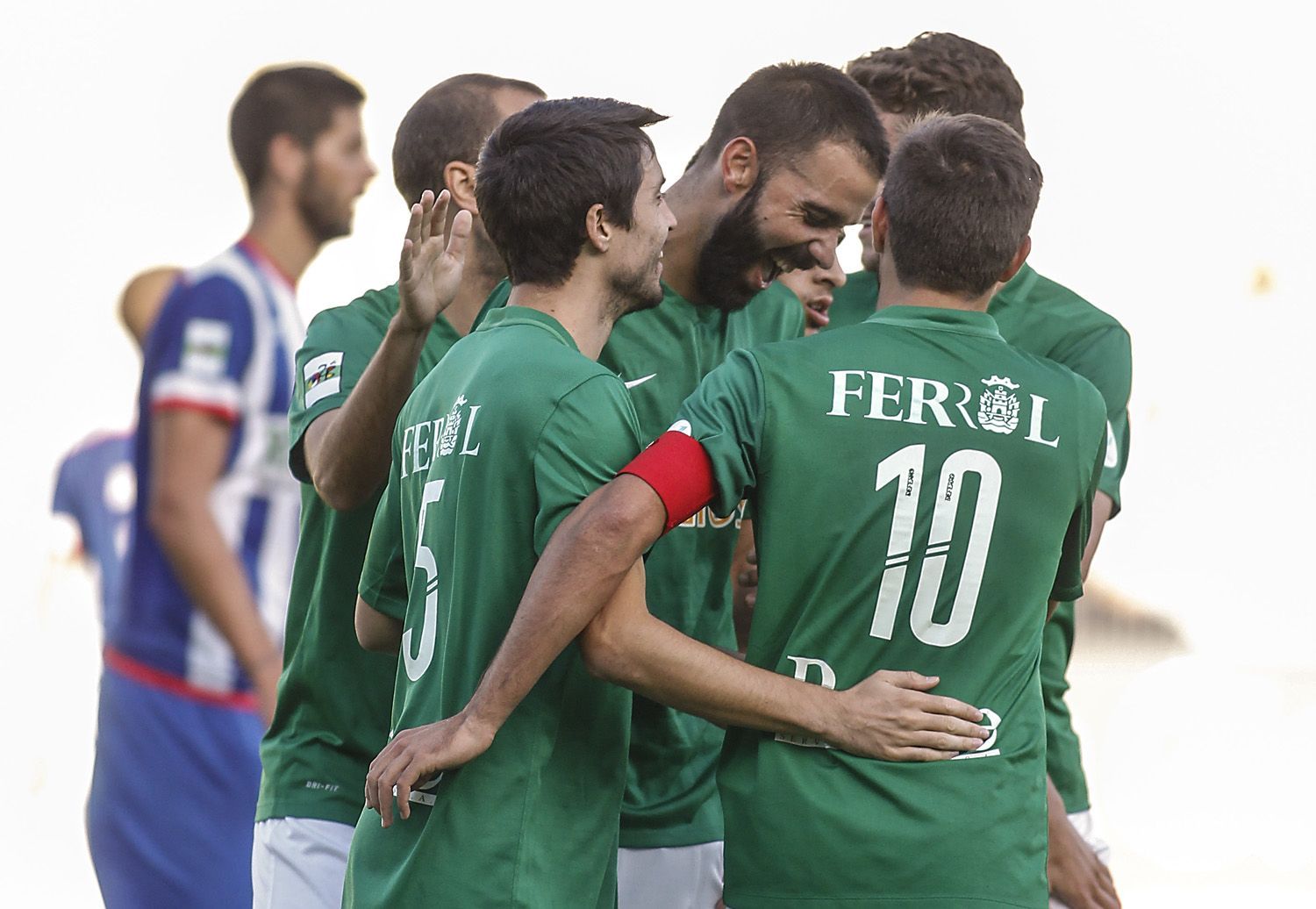 Jugadores del Racing felicitan a Joselu tras su gol ante el Izarra en A Malata (foto: Mero Barral / 13fotos para Ferrol360)