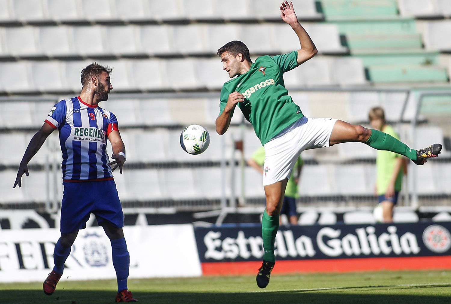 Víctor Vázquez protagoniza una acción del Racing-Izarra en A Malata (foto: Mero Barral / 13fotos para Ferrol360)