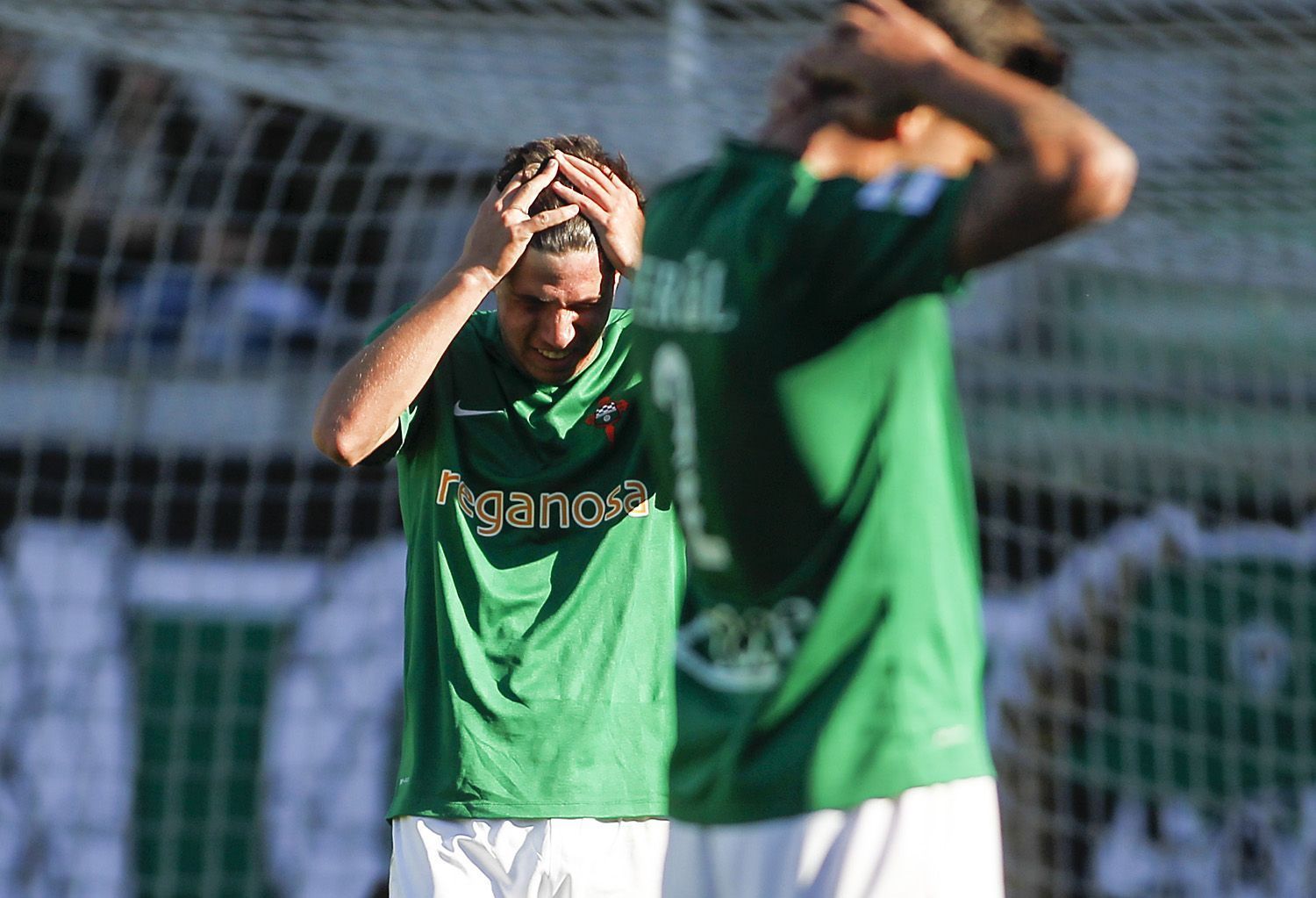 Brais Abelenda se lamenta tras una acción del Racing-Izarra en A Malata (foto: Mero Barral / 13fotos para Ferrol360)