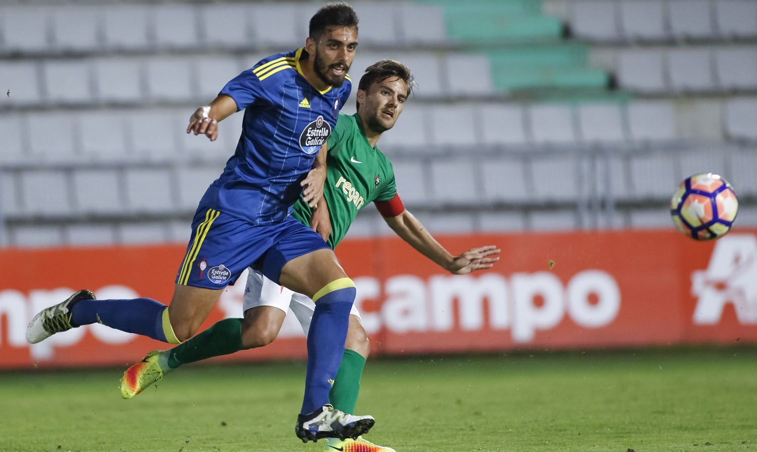 Borja Iglesias y Pablo Rey, en un lance del amistoso entre Racing y Celta en A Malata (foto: Mero Barral / 13fotos para Ferrol360)