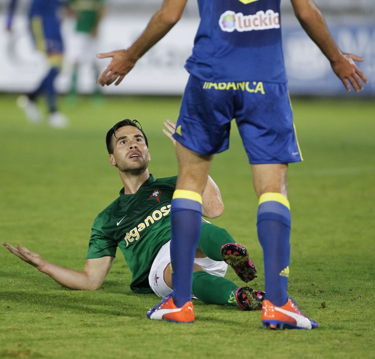 Sergio Martín, tras una jugada del amistoso entre Racing y Celta en A Malata (foto: Mero Barral / 13fotos para Ferrol360)