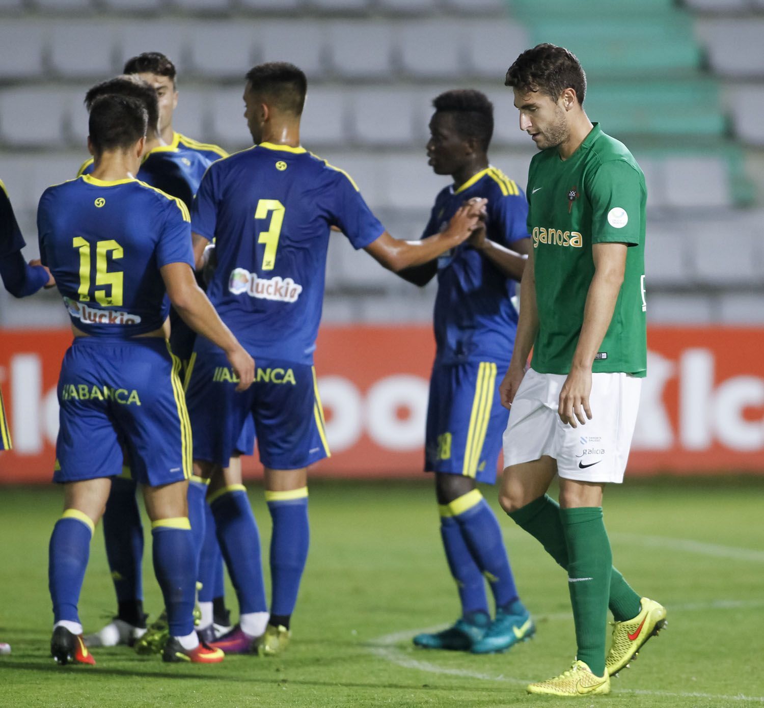 José Cruz, ante jugadores olívicos en el amistoso entre Racing y Celta en A Malata (foto: Mero Barral / 13fotos para Ferrol360)