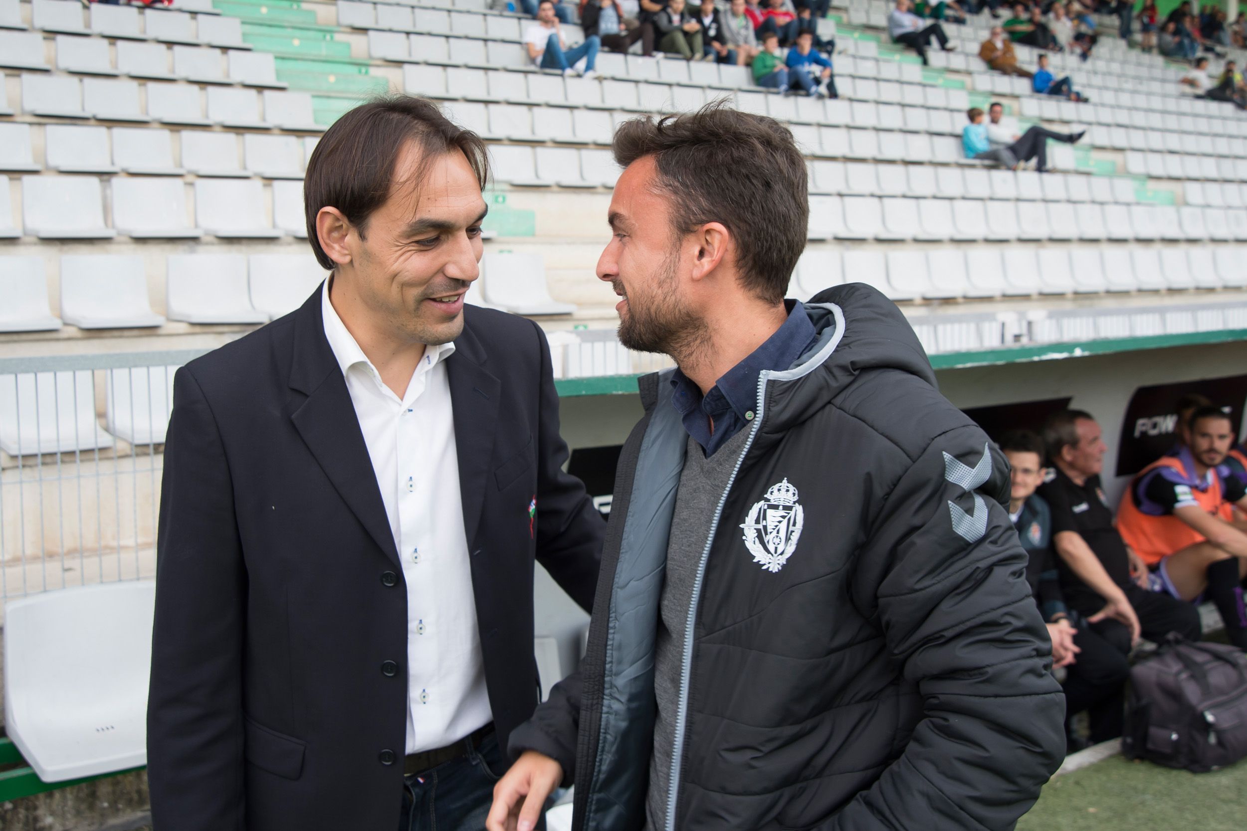 Miguel Ángel Tena charla con el técnico visitante antes del Racing-Valladolid B (foto: 13fotos para Ferrol360)