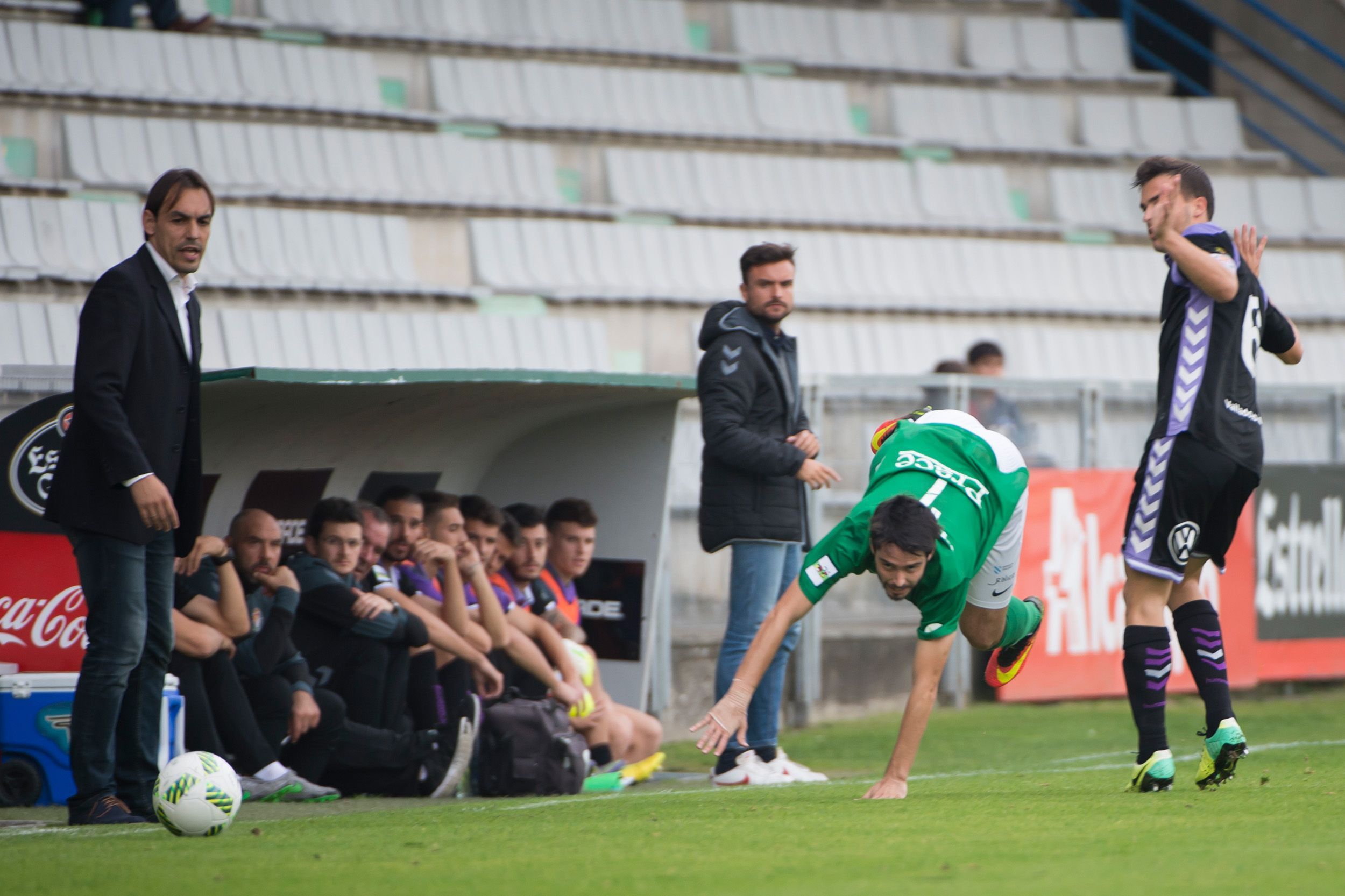 Miguel Ángel Tena, en el banquillo de A Malata en el Racing-Valladolid B (foto: 13fotos para Ferrol360)
