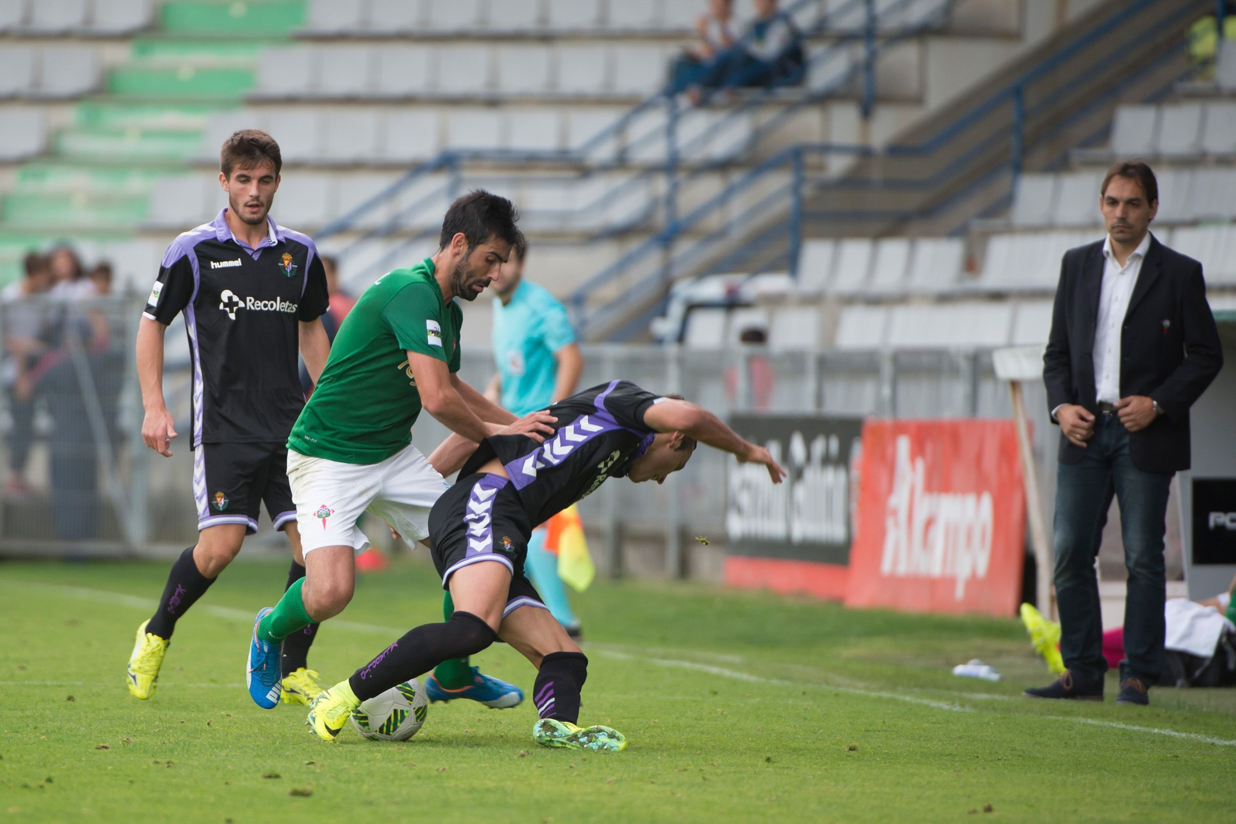 Miguel Ángel Tena, en el banquillo de A Malata en el Racing-Valladolid B (foto: 13fotos para Ferrol360)