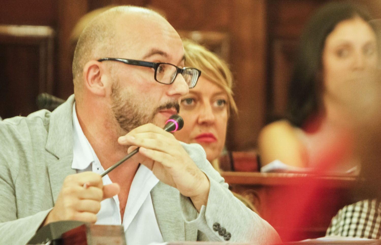 Bruno Díaz Doce interviene junto a Beatriz Sestayo en el pleno del Concello de Ferrol (foto: Mero Barral / 13fotos para Ferrol360)
