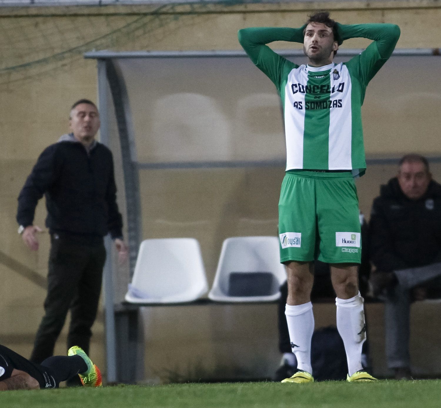 Stili observa desde el banquillo del Alcalde Manuel Candocia la evolución del Somozas-Racing (foto: Mero Barral / 13fotos para Ferrol360)