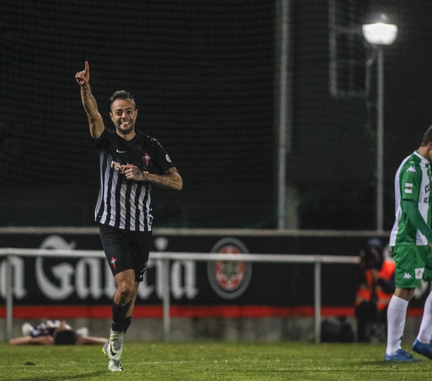 Dani Benítez celebra su gol en el Somozas-Racing del Alcalde Manuel Candocia (foto: Mero Barral / 13fotos para Ferrol360)