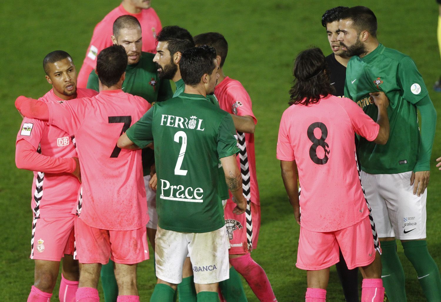 La tensión marcó parte del Racing-Cultural Leonesa en A Malata (foto: Mero Barral / 13fotos para Ferrol360)