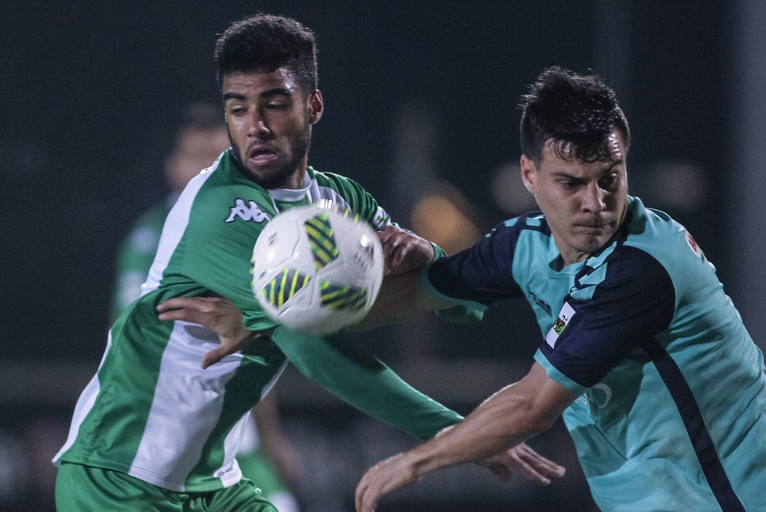 Fran Núñez pugna con un rival en el Somozas-Racing de Santander del Alcalde Manuel Candocia (foto: Mero Barral / 13fotos para Ferrol360)