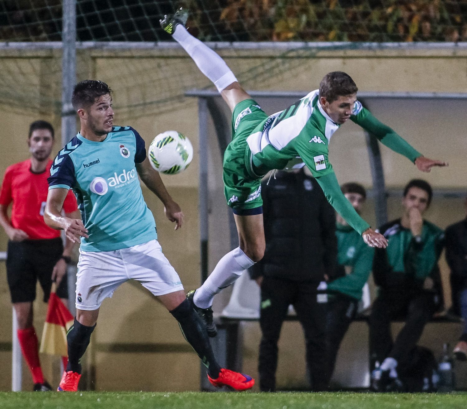 El verdiblanco Pablo, en un lance del Somozas-Racing de Santander del Alcalde Manuel Candocia (foto: Mero Barral / 13fotos para Ferrol360)
