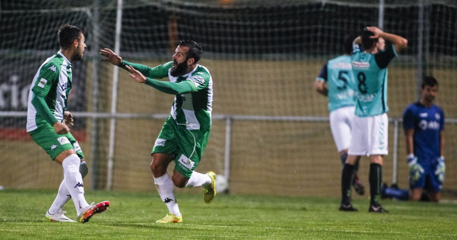 Javi Rami celebra su gol en el Somozas-Racing de Santander del Alcalde Manuel Candocia (foto: Mero Barral / 13fotos para Ferrol360)