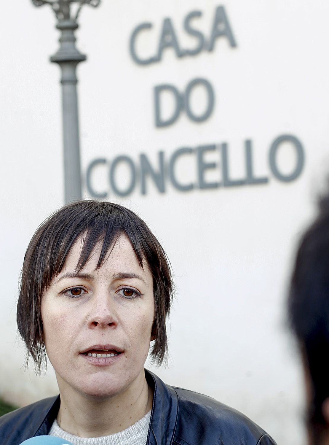 Ana Pontón, portavoz nacional del BNG, ante el Concello de San Sadurniño (foto: Mero Barral / 13fotos para Ferrol360)