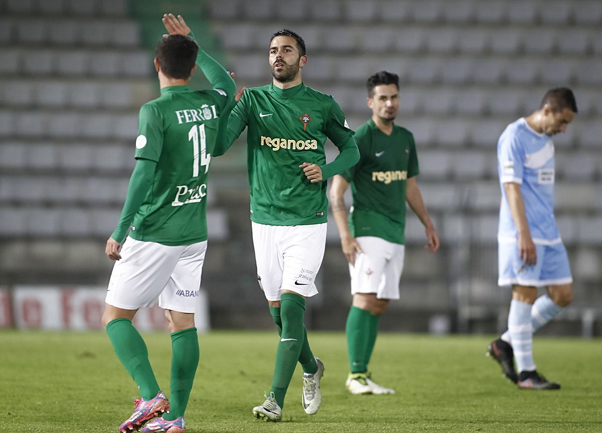 Imagen de Joselu tras uno de sus goles en el Racing-Coruxo de A Malata (foto: Mero Barral / 13fotos para Ferrol360)
